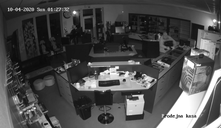 Policie hledá trojici zlodějů. S beranidlem v ruce vybílili obchod s počítači.