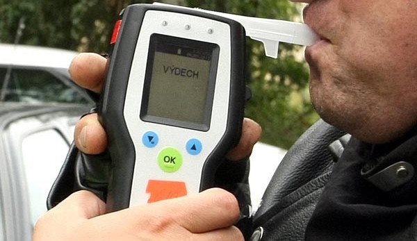 V autobuse obtěžoval cestující. Třiapadesátiletý Polák nadýchal téměř pět promile