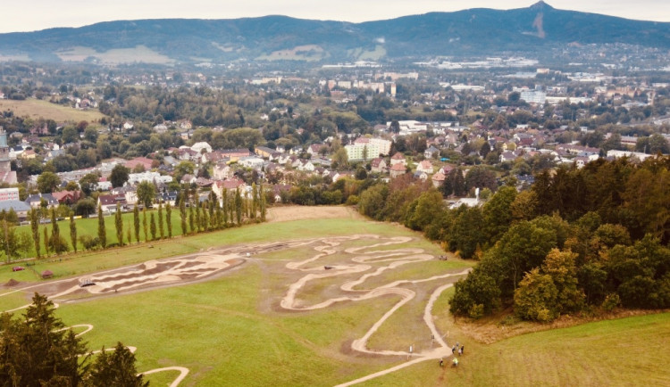 Ve Vraťáku se otevřel nový pumptrack. Pomáhal ho tvořit i mistr světa Tomáš Slavík