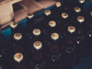 Budějovický Budvar slaví 125. výročí. Exkluzivní várku piva plnil do lahví také ředitel.