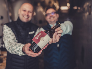 Budějovický Budvar slaví 125. výročí. Exkluzivní várku piva plnil do lahví také ředitel.