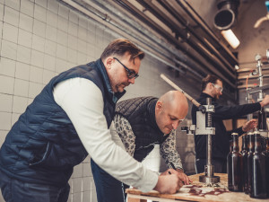 Budějovický Budvar slaví 125. výročí. Exkluzivní várku piva plnil do lahví také ředitel.