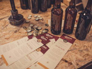 Budějovický Budvar slaví 125. výročí. Exkluzivní várku piva plnil do lahví také ředitel.