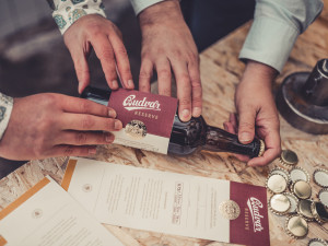 Budějovický Budvar slaví 125. výročí. Exkluzivní várku piva plnil do lahví také ředitel.