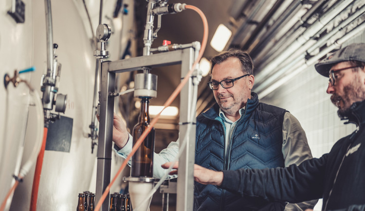 Budějovický Budvar slaví 125. výročí. Exkluzivní várku piva plnil do lahví také ředitel.