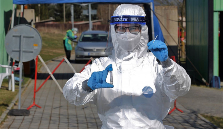 Hygienici hlásí další rekordní nárůst pozitivních testů. V trasování pomáhají úředníci, školí i policisty