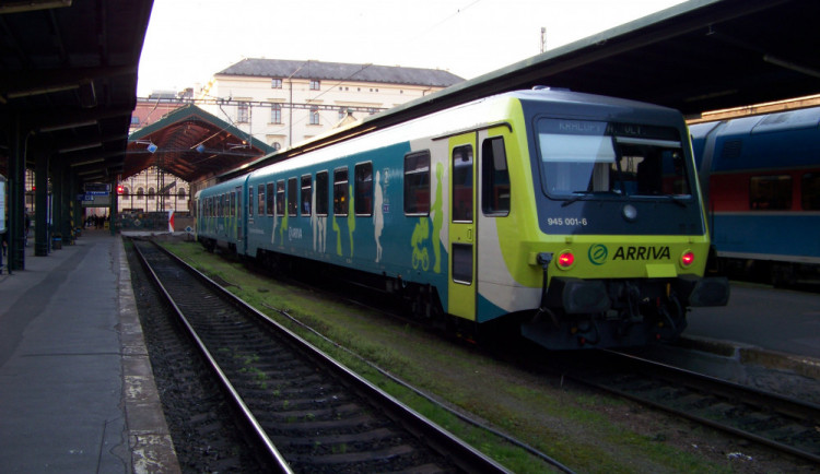 Rychlíky do Pardubek zajistí Arriva. Kraj nebyl o novince informován, ministerstvo to odmítá