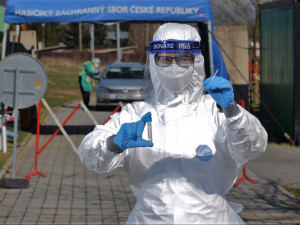 Hygienici hlásí další rekordní nárůst pozitivních testů. V trasování pomáhají úředníci, školí i policisty