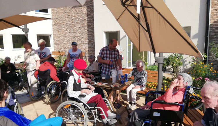 Moderní domov seniorů Senior House Eden v Prachaticích rozšiřuje své kapacity. Aktuálně tedy přijímá nové klienty pro nově vznikající lůžka