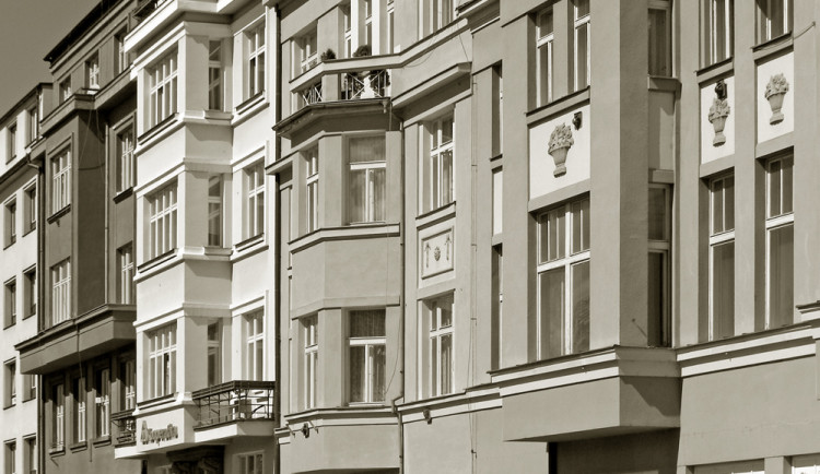 Blok domů s bývalou kavárnou Savoy z roku 1929.