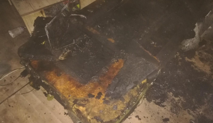 Kvůli požáru se muselo z šestipatrového paneláku evakuovat třicet lidí