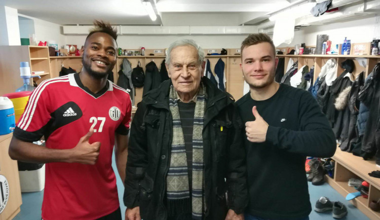 Miloslav Šerý (uprostřed) v kabině A-týmu spolu s Elvisem Mashikem Sukisou (vlevo) a Janem Vondrou.