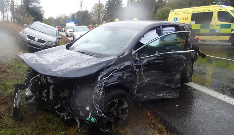 Hromadná dopravní nehoda pěti vozidel na Karlovarsku si vyžádala sedm zranění