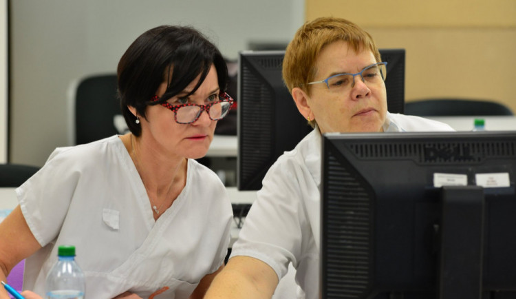 Jihočeským hygienikům pomáhají s trasováním hasiči. Za sobotu vyřídili více než tisíc hovorů