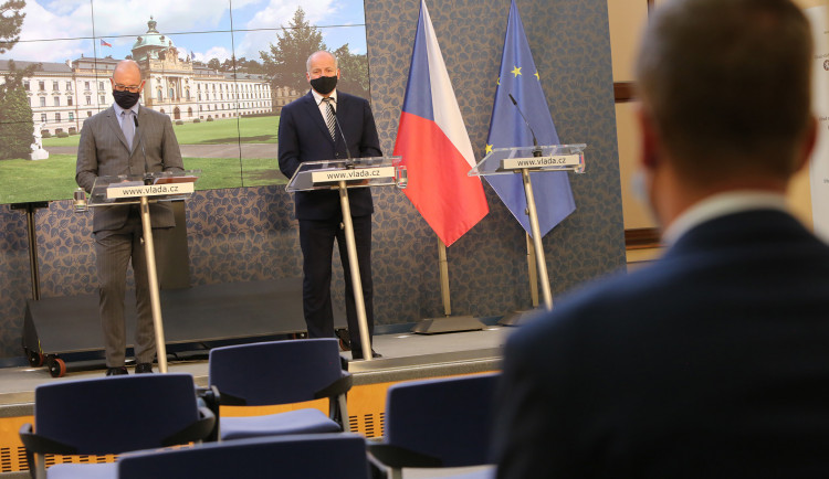 Vláda chce omezit styky, ekonomika má jet dál. Další opatření budou nejspíš platit od středy