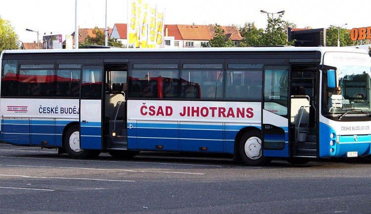 Některé autobusové linky do Prahy se možná dočasně zruší