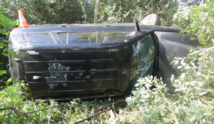 Opilý řidič otočil své SUV několikrát přes střechu, při tom vypadl na silnici
