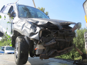 Opilý řidič otočil své SUV několikrát přes střechu, při tom vypadl na silnici
