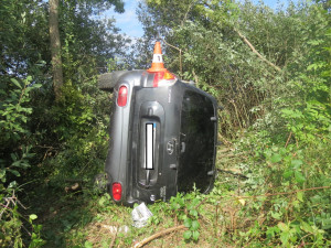 Opilý řidič otočil své SUV několikrát přes střechu, při tom vypadl na silnici