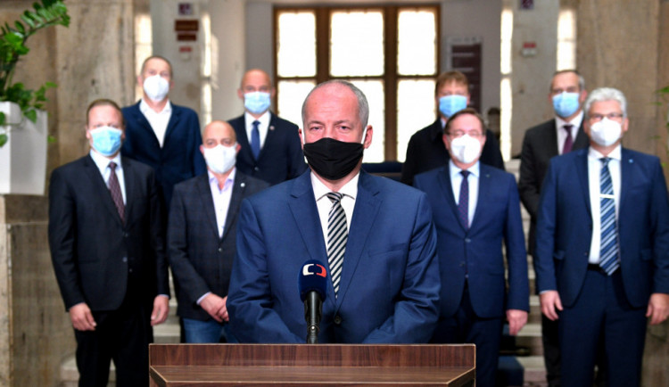 Prymula se v televizi omluvil. „Čekají nás tři neveselé týdny," řekl