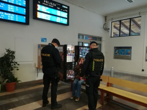 Policie kontroluje dodržování opatření. Postihy už budou přísnější