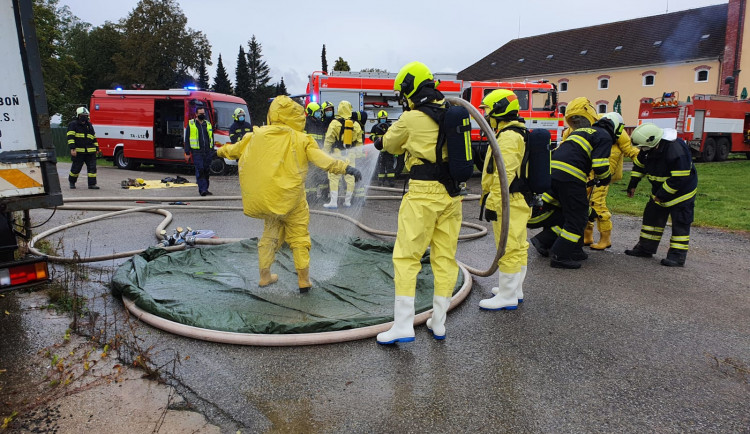 VIDEO: V třeboňském pivovaru unikal čpavek. Hasiči evakuovali 18 lidí