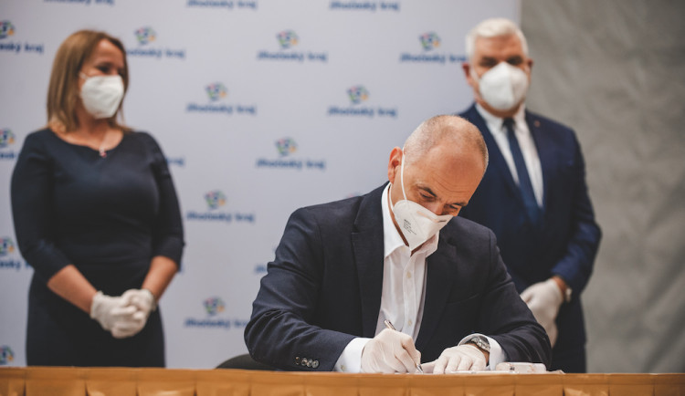 VOLBY 2020: Na jihu Čech vznikla nová koalice. V rukavicích smlouvu podepsaly čtyři strany
