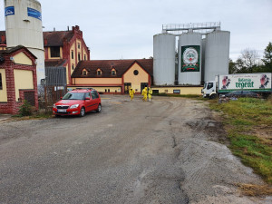 VIDEO: V třeboňském pivovaru unikal čpavek. Hasiči evakuovali 18 lidí