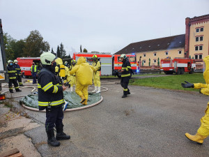 VIDEO: V třeboňském pivovaru unikal čpavek. Hasiči evakuovali 18 lidí