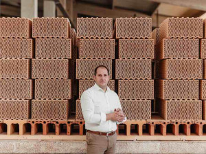 Rodinná firma reaguje na vývoj trhu pružněji, říká obchodní a marketingový ředitel společnosti HELUZ