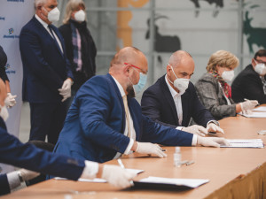 VOLBY 2020: Na jihu Čech vznikla nová koalice. V rukavicích smlouvu podepsaly čtyři strany