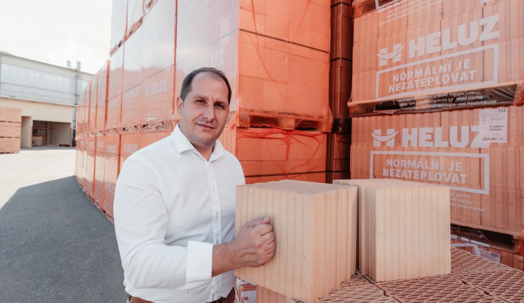 Rodinná firma reaguje na vývoj trhu pružněji, říká obchodní a marketingový ředitel společnosti HELUZ