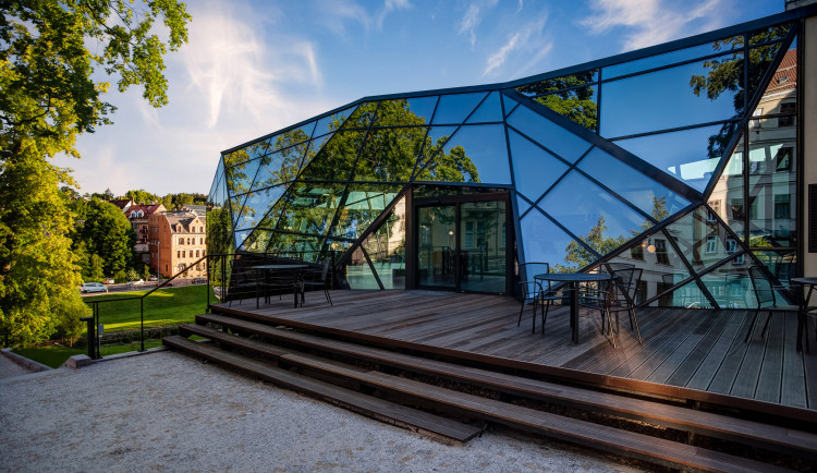 Nový krystal si vyhlédli vandalové, jen pár dní po otevření rozbili skleněnou výplň kamenem