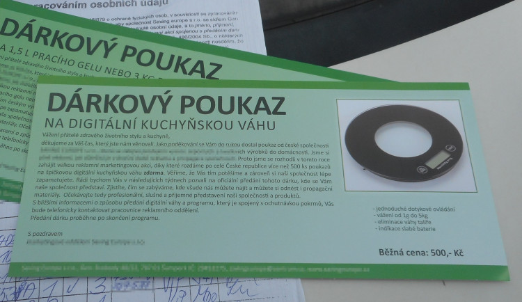 Ženy prodávaly poukazy na nákup váhy nebo pracího prášku. Za porušení nařízení jim hrozí vysoká pokuta