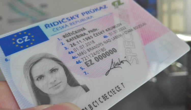 Propadá vám v těchto dnech řidičák? Na úřad zatím nemusíte