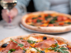 Pizza Coloseum nadále vaří. Až do večerních hodin nabízí rozvoz zdarma či výdejové okénko. Láká také na speciální akci na pizzu