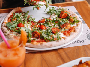 Pizza Coloseum nadále vaří. Až do večerních hodin nabízí rozvoz zdarma či výdejové okénko. Láká také na speciální akci na pizzu