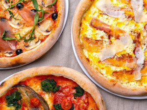 Pizza Coloseum nadále vaří. Až do večerních hodin nabízí rozvoz zdarma či výdejové okénko. Láká také na speciální akci na pizzu