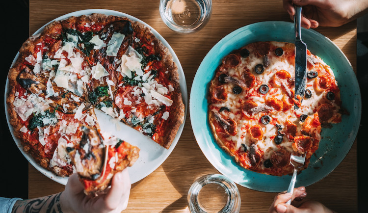 Pizza Coloseum nadále vaří. Až do večerních hodin nabízí rozvoz zdarma či výdejové okénko. Láká také na speciální akci na pizzu