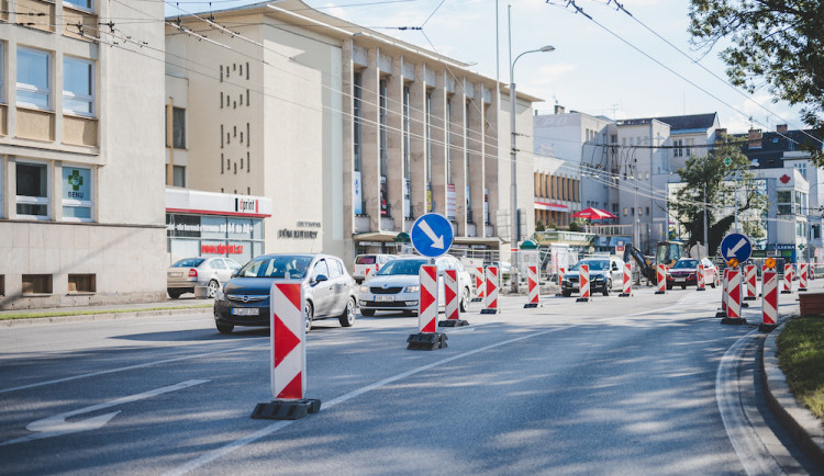 Na konci měsíce čekají Senovážné náměstí uzavírky. Dva víkendy přes něj řidiči neprojedou