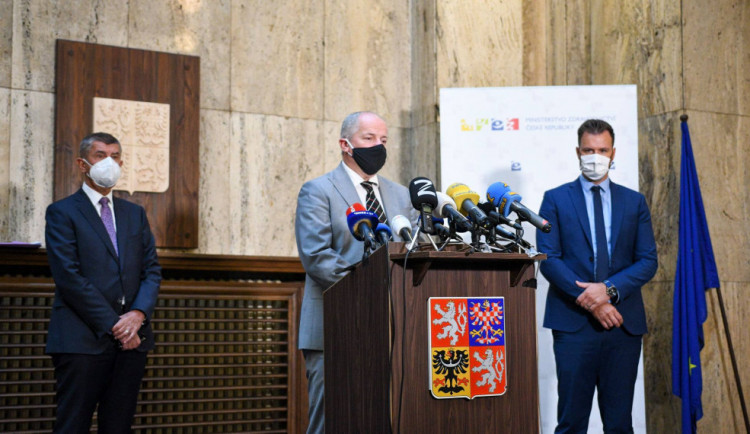 Další zpřísnění opatření? Ministr zdravotnictví údajně uvažuje o omezení obchodů a služeb.