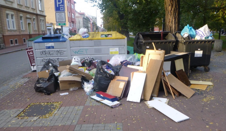 Místo na skládku vyhodil sedmačtyřicetiletý muž starý nábytek ke kontejnerům. Hrozí mu pokuta až 50 tisíc