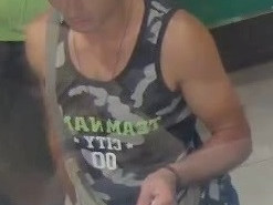 Zloděj ukradl z bytu trezor a platební kartu s pinem. Z ní vybral téměř 150 tisíc korun