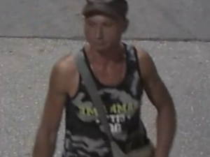 Zloděj ukradl z bytu trezor a platební kartu s pinem. Z ní vybral téměř 150 tisíc korun