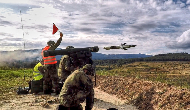 Součástí vojskových zkoušek byly ověřovací střelby z protiletadlového raketového systému RBS-70NG