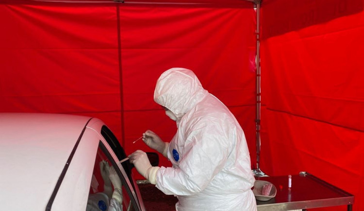 Roste podíl pozitivních testů na koronavirus. Jihočeští hygienici hlásí 821 nových případů