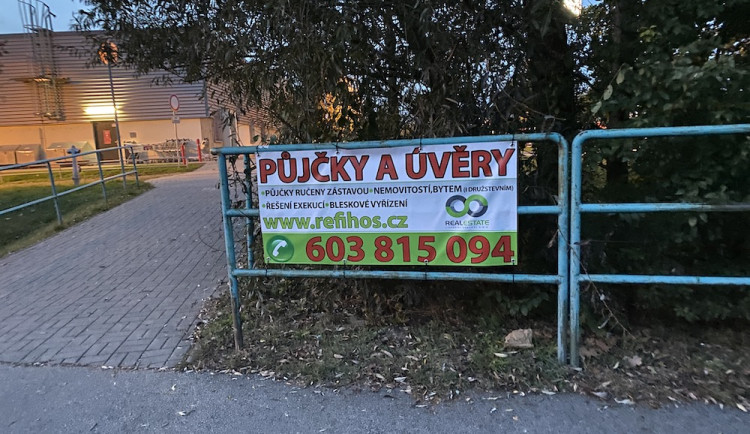 Nelegální reklamu nechalo město odstranit. Objevuje se ale na dalších místech