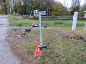 Řidič kamionu zničil světelnou signalizaci na přejezdu, z místa nehody ujel