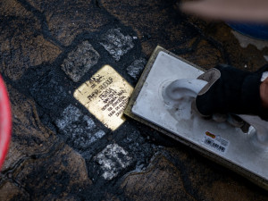 V Budějcích připomíná oběti holokaustu pět kamenů zmizelých