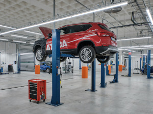 Přezutím pneumatik příprava na zimní sezónu nekončí. Kontrolu svého auta by neměli řidiči podceňovat